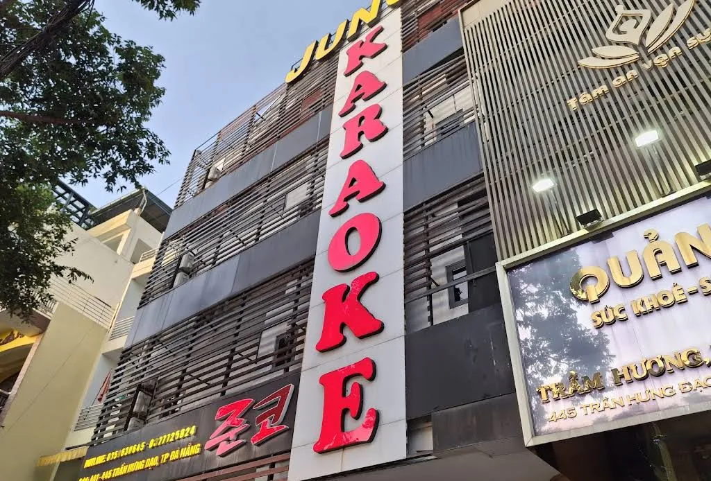 건물 외벽에 설치된 빨간색 가라오케 세로 간판